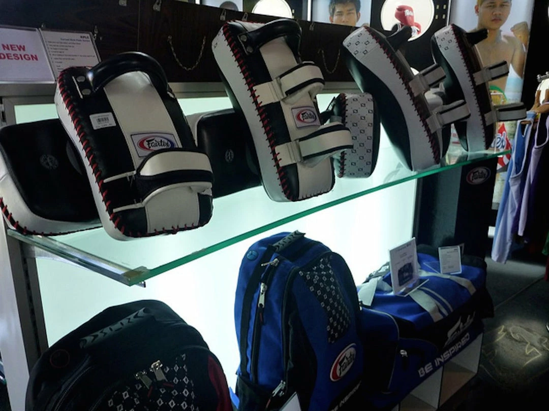 Pads & Mitts Fairtex "EXTRA LONG" Muay Thai Kickboxing Curved Pads - KPLC4 - Sold As Pair