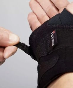 FUTURO Wrist Hand Compression Stabilizing Brace - 1 Wrist Brace - Immediate Compression And Stability Accessories